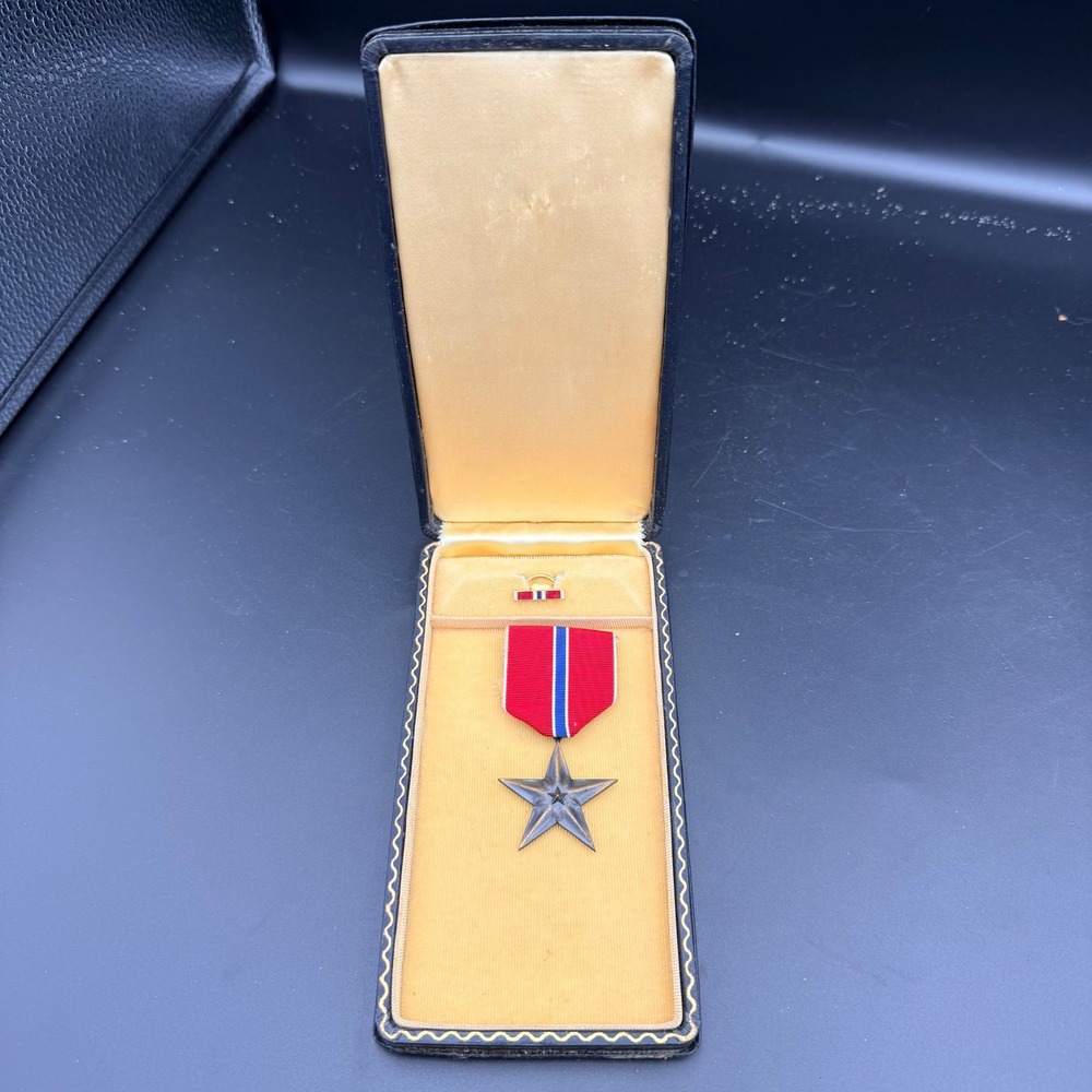 WWII US Military Bronze Star Medal with Original Presentation Case Ribbon Bar